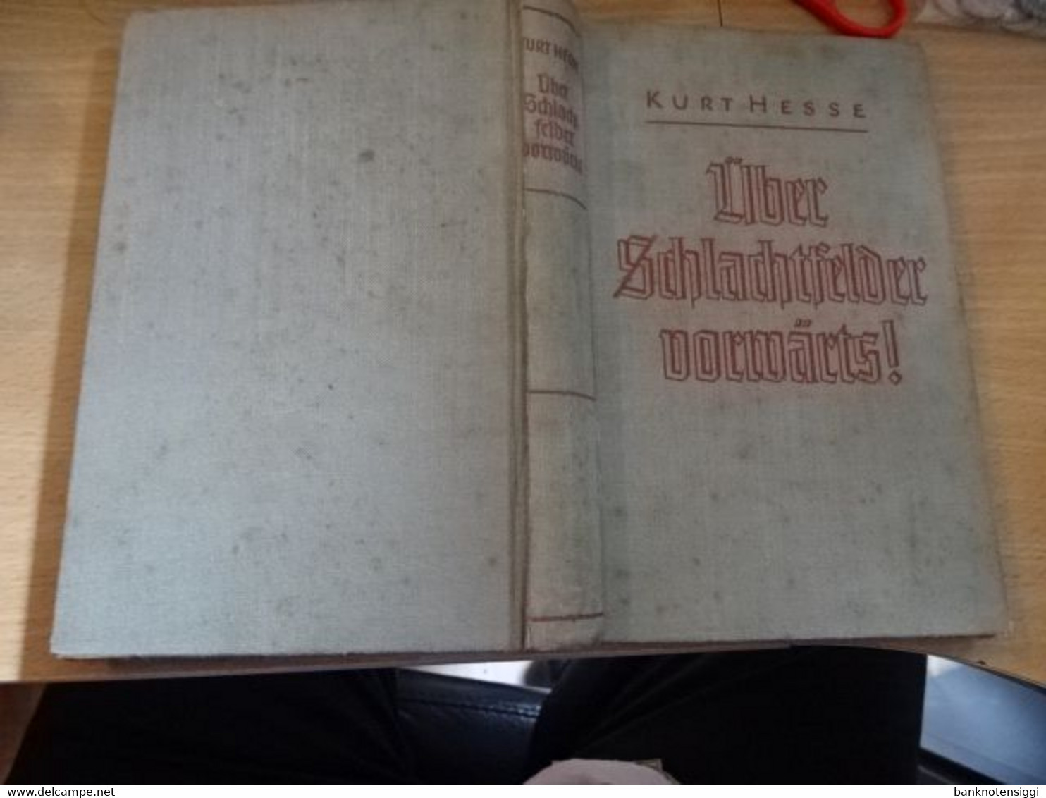 1 Buch Über Schlachtfelder Vorwärts. Von Kurt Hesse 1940 - Militär & Polizei