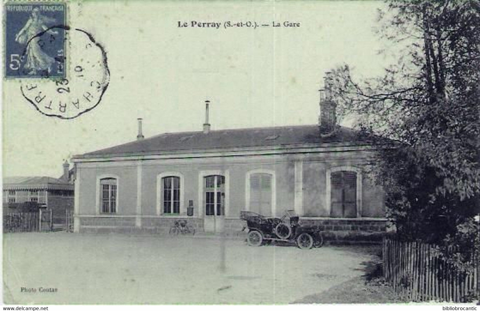D78 - LE PERRAY - VUE EXTERIEURE  SUR LA GARE En 1910 (Automobile) - Le Perray En Yvelines