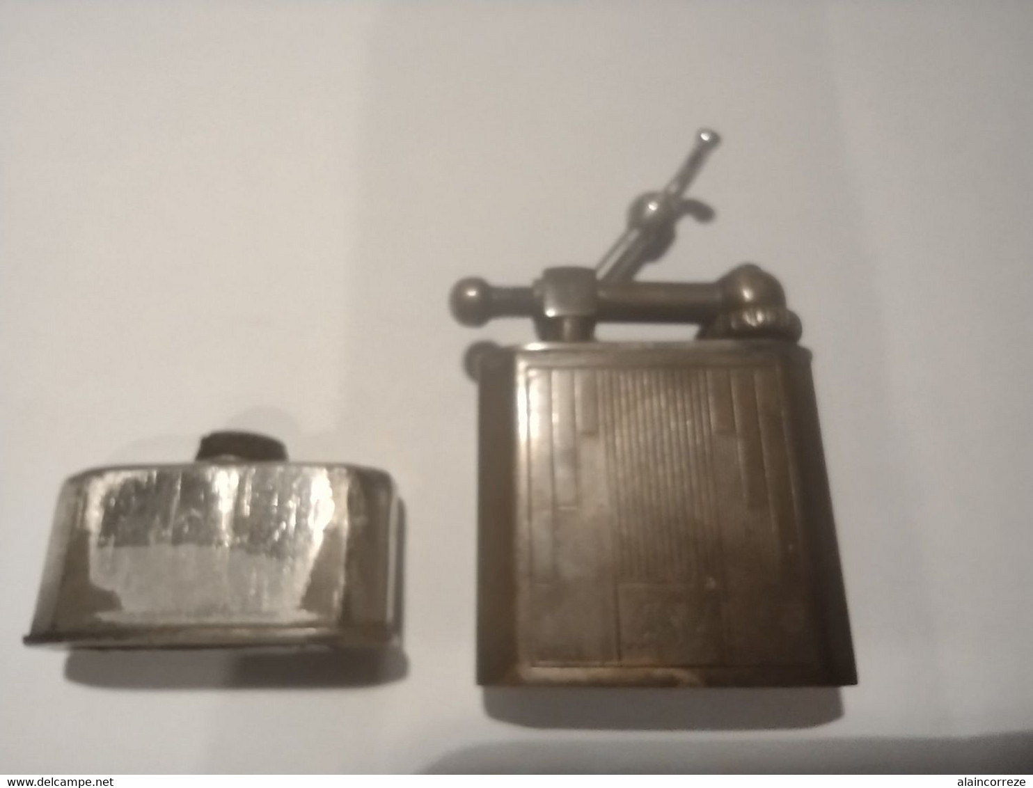 Ancien Briquet à Essence Personnalisé (gravure "AV") L'Aquilon Paris Avec La Taxe - Autres & Non Classés