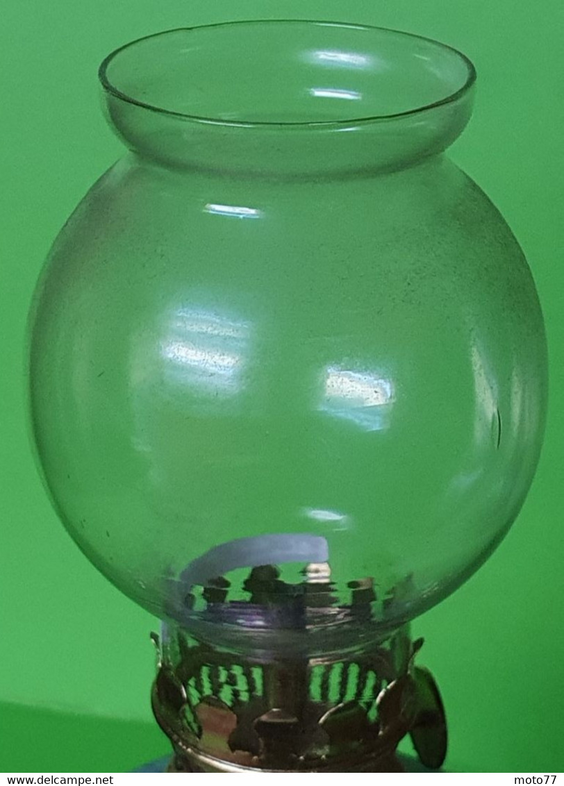9/ Ancienne LAMPE à HUILE - Faïence - Scène galante - Hauteur 24 cm et verre d'origine 9 x 3.3 cm environ - Vers 1980