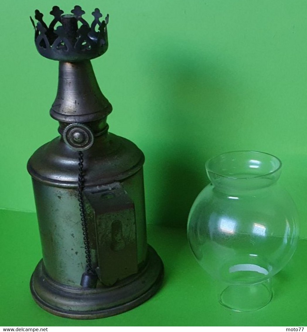 6/ Ancienne LAMPE à HUILE Les Hirondelles-Métal Chaînette-Hauteur 24 Cm Et Verre D'origine 9.5x3.3 Cm Environ -Vers 1900 - Candeleros, Candelabros Y Palmatorias