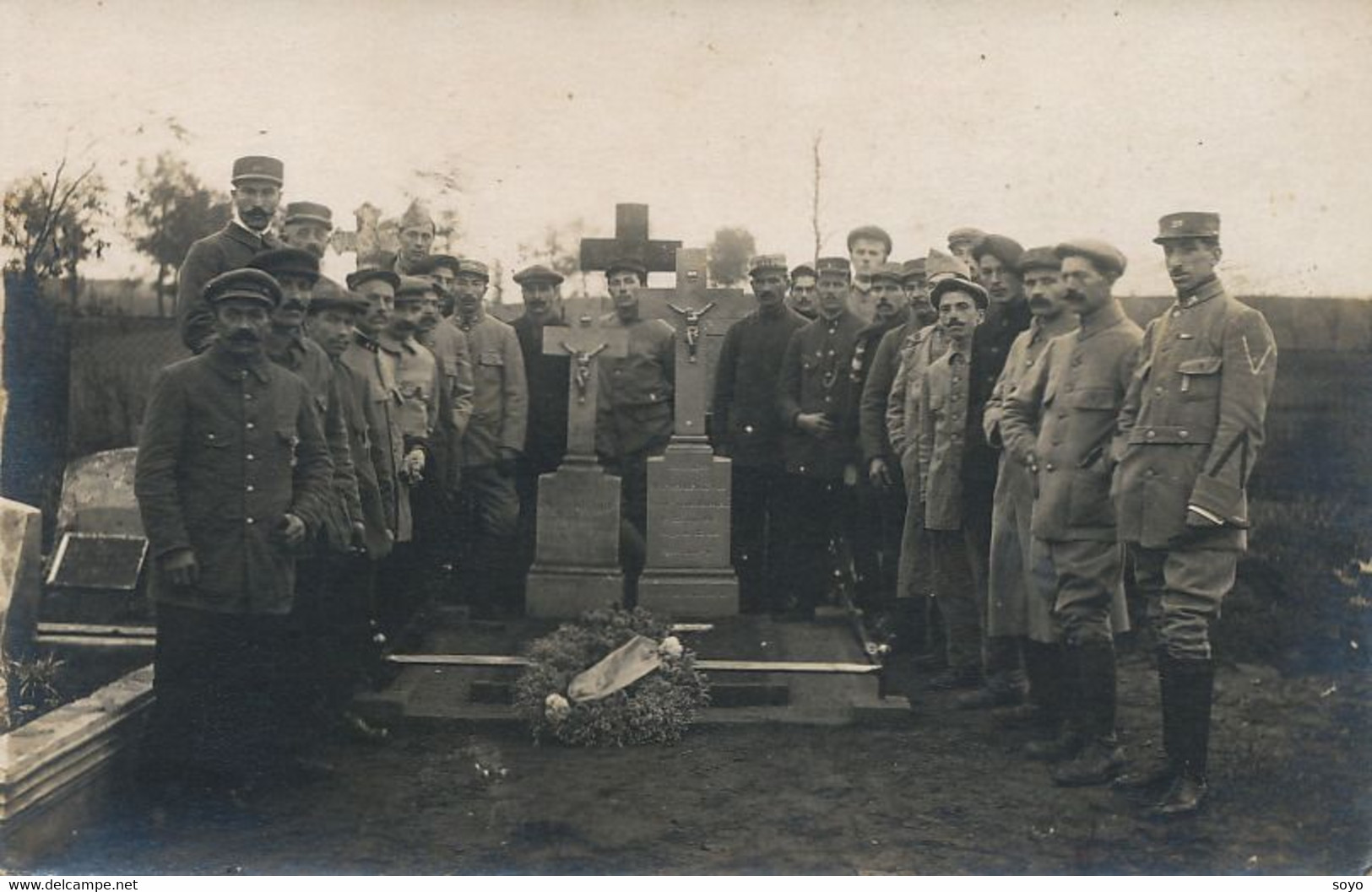 Real Photo Enterrement Militaire Guerre 1914 Romain Bonté Et Marcel Leparoux Regiment 142 Eme Beau Plan - Begrafenis