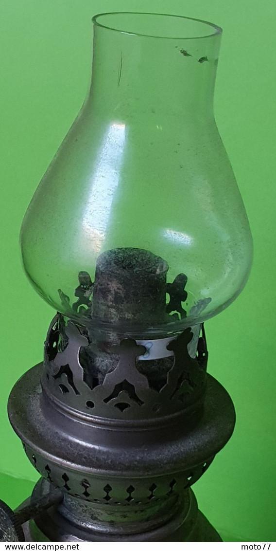 8/ Ancienne LAMPE à HUILE Utilisée Avec Pétrole - Métal - Hauteur 21.5 Cm Et Verre D'origine 8x3.3 Cm Environ -Vers 1900 - Chandeliers, Candelabras & Candleholders