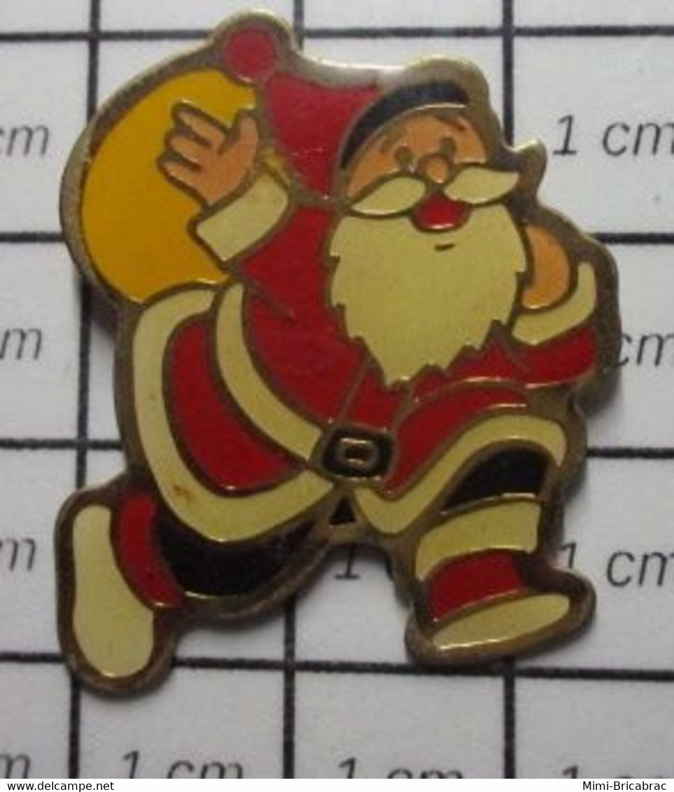 1922 Pin's Pins / Beau Et Rare / THEME : NOEL / PERE NOEL QUI S'ENFUIT AVEC LES CADEAUX !! - Natale