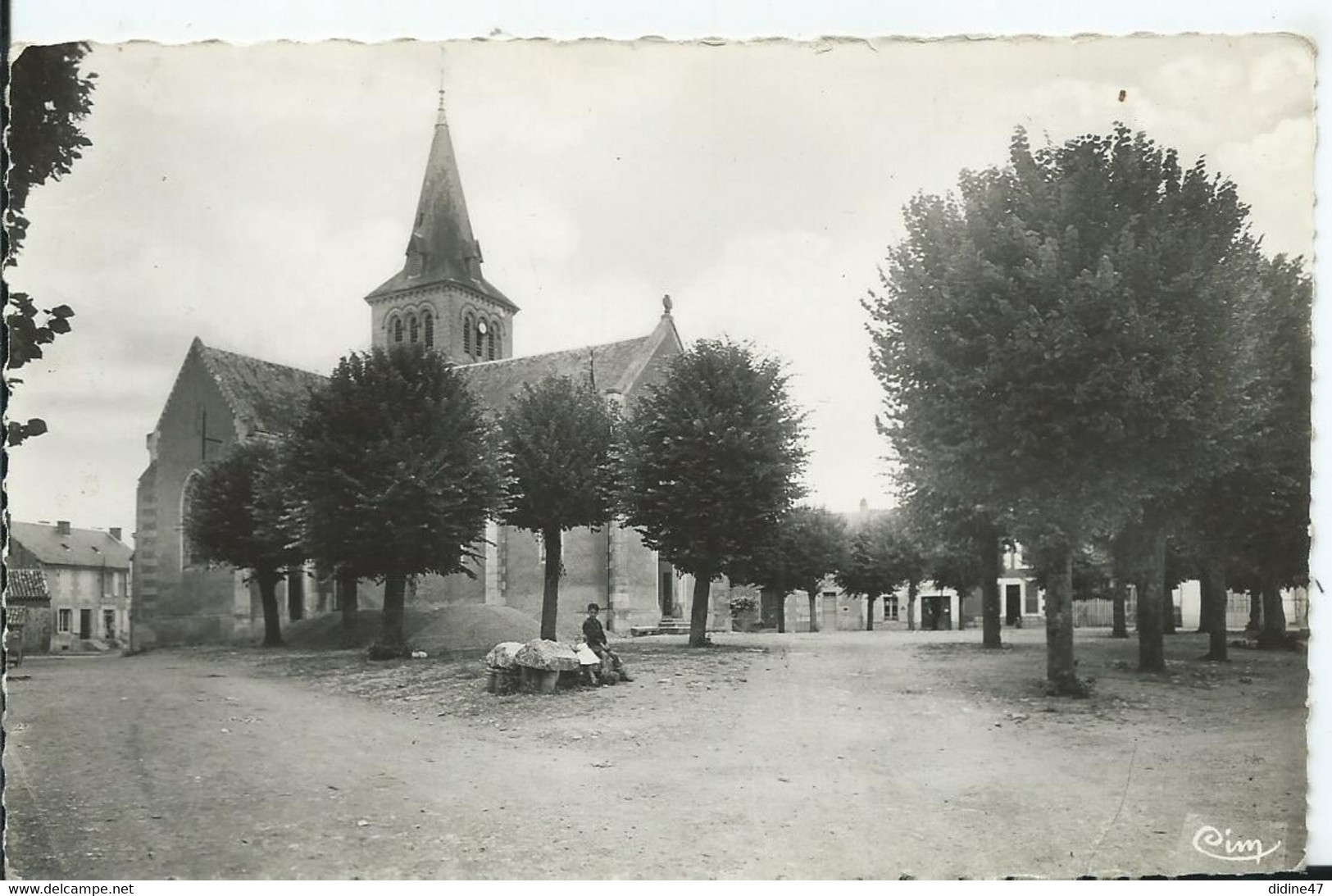 MOUSSAC SUR VIENNE - Place De L'église Et Tombeau Antique - Otros & Sin Clasificación