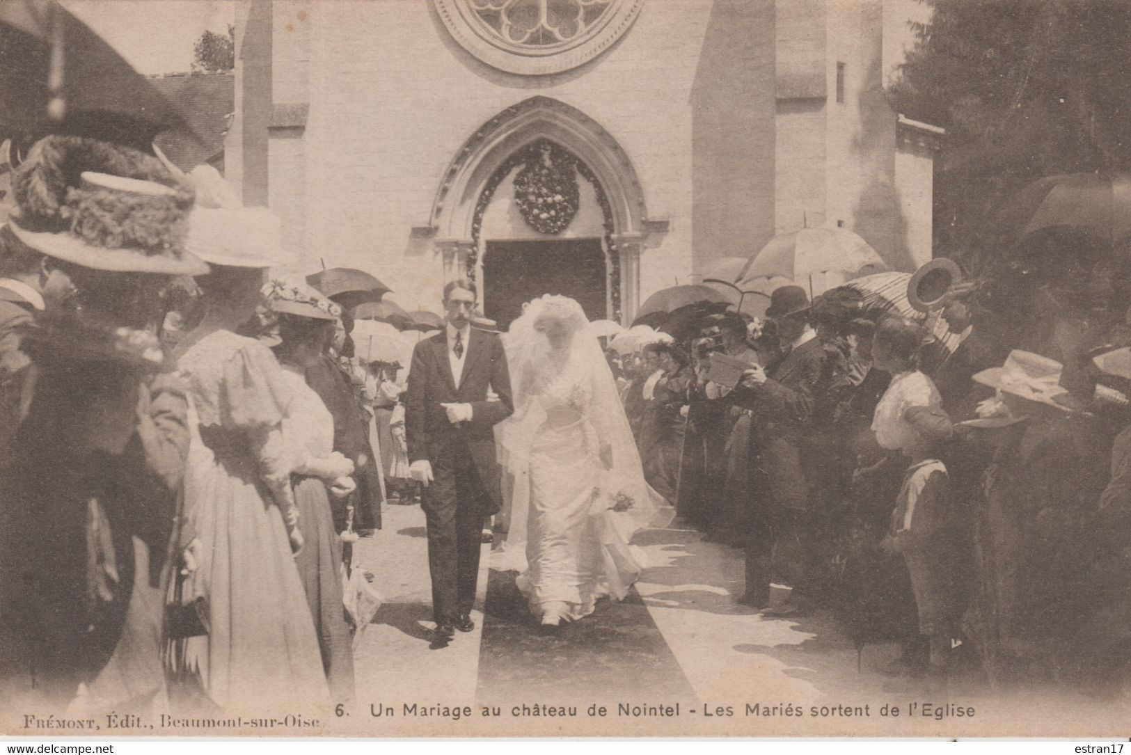 95 UN MARIAGE AU CHATEAU DE NOINTEL LES MARIES SORTENT DE L'EGLISE - Nointel