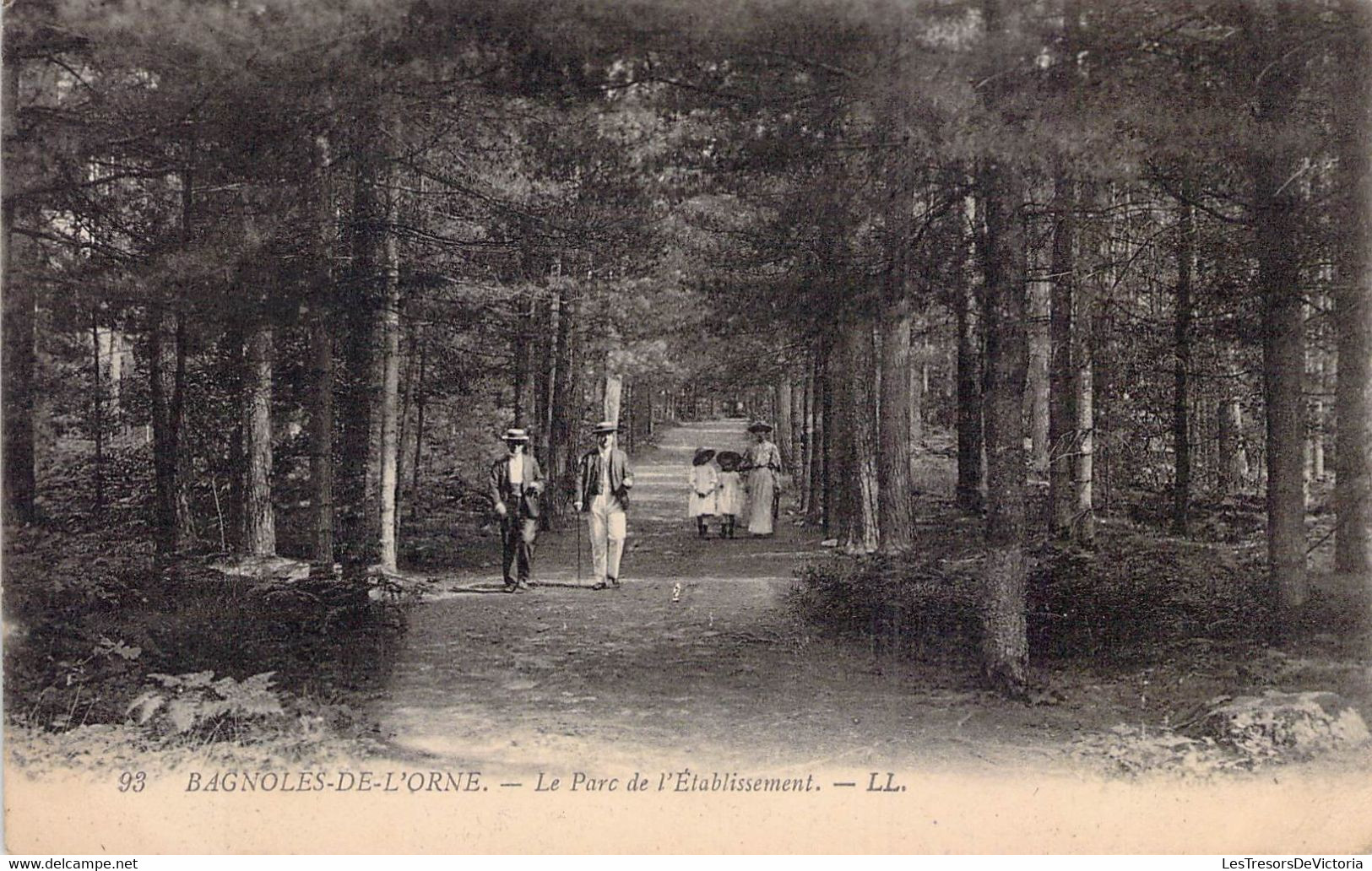 CPA - 61 - BAGNOLES De L'ORNE - Le Parc De L'établissement - Carte Animée - Promenade D'hommes Femmes Et Enfants - Bagnoles De L'Orne