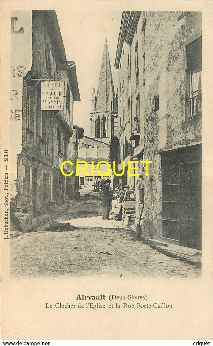 79 Airvault, Le Clocher De L'Eglise Et La Rue Porte-Caillon - Airvault