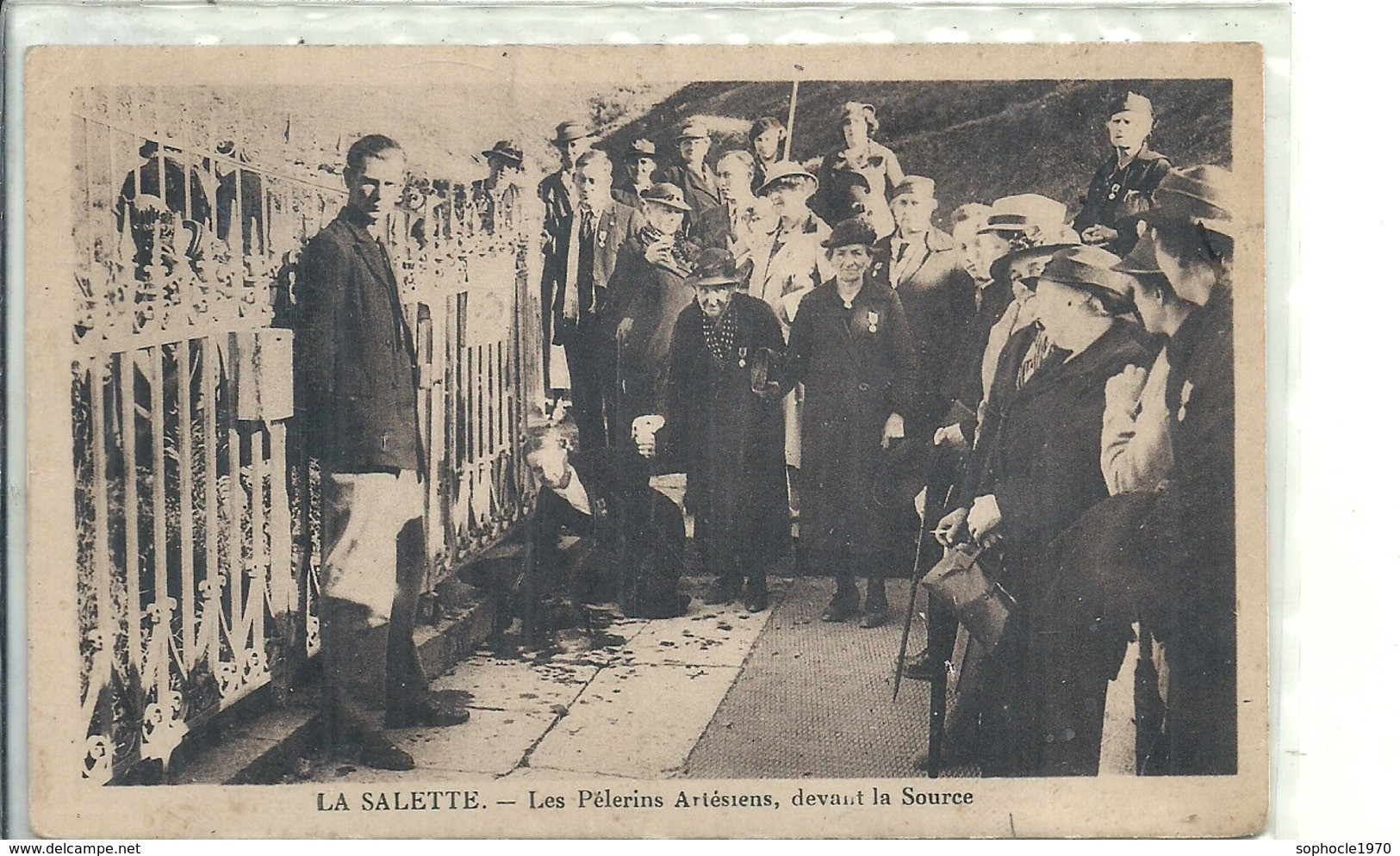 PAS DE CALAIS - 62 - LA SALETTE - Les Pérelins Artésiens Devant La Source - Belle Animation - Laventie