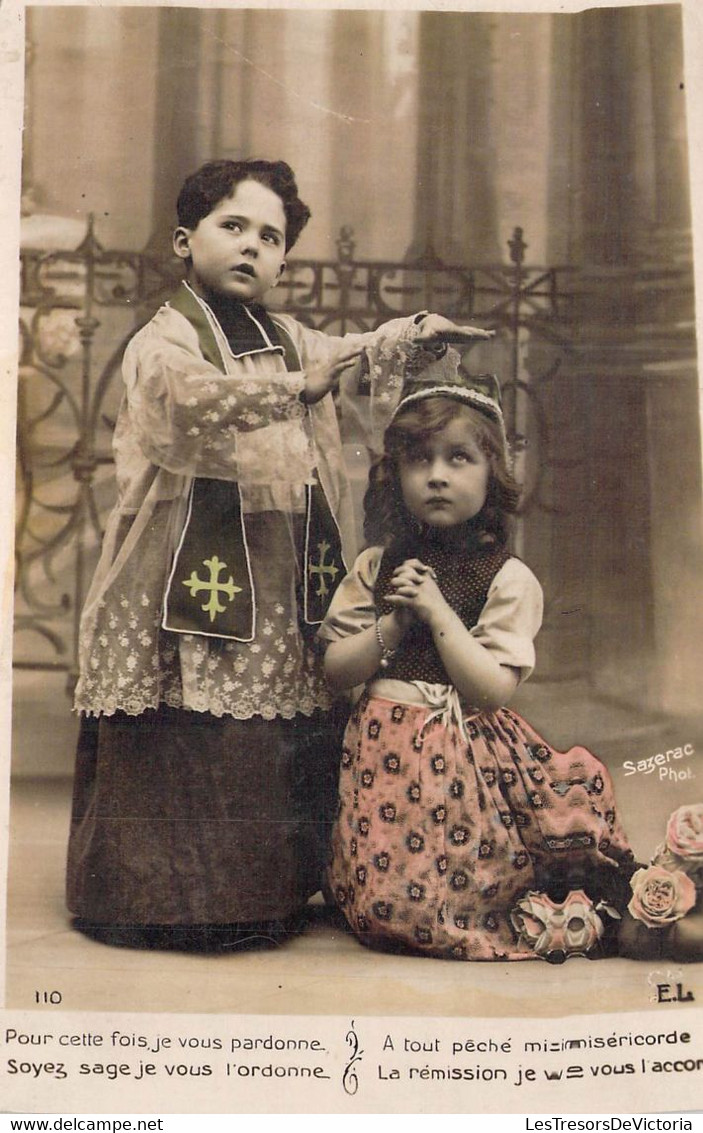 CPA - ENFANT - Deux Enfants Jouent Une Scène - Curé Et Paroissienne - Costumes - Colorisée - Taferelen En Landschappen