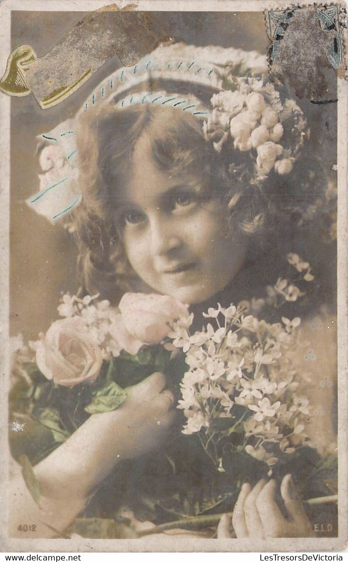 CPA - ENFANT - Jeune Fille Avec Un Bouquet De Roses Blanches Dans Les Bras - Costumes - Colorisée - Ritratti