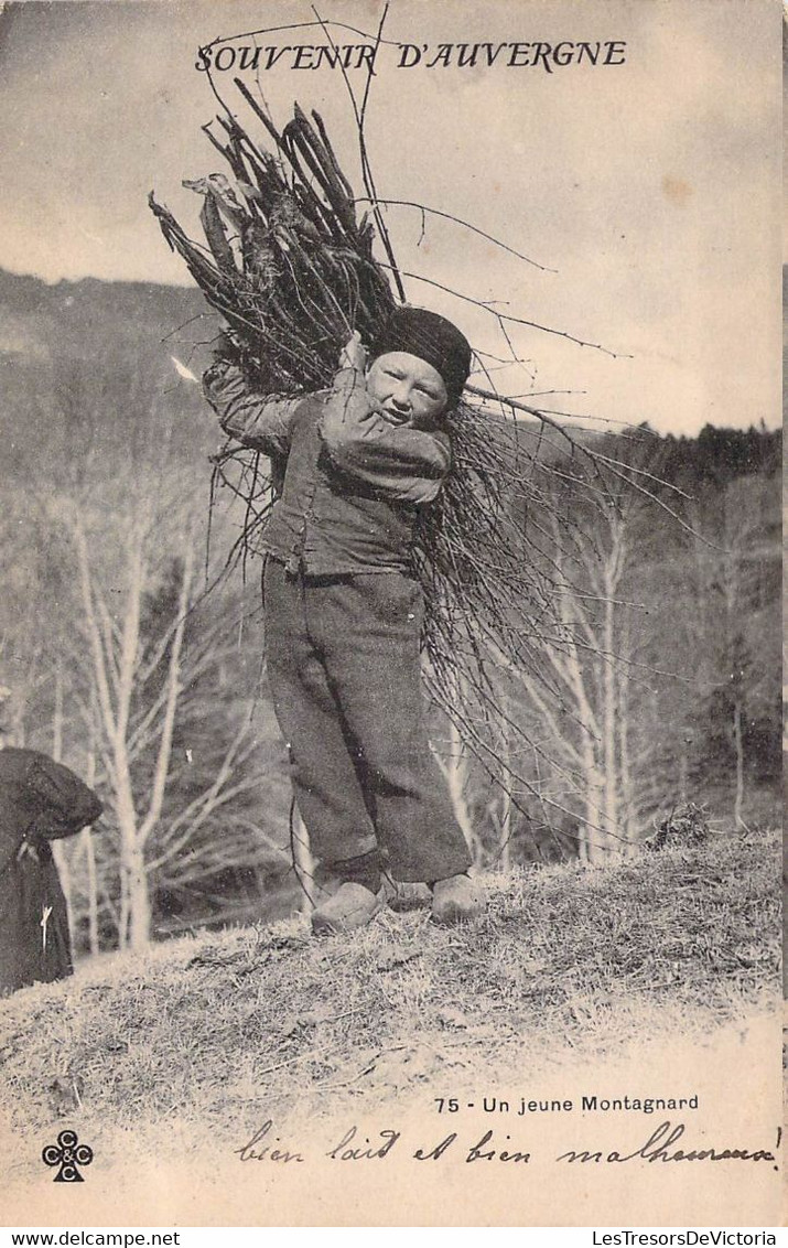 CPA - ENFANT - Un Jeune Garçon Montagnard Porte Le Bois - Souvenir D'Auvergne - Sabots - Bêret - Dos Non Divisé - Children And Family Groups