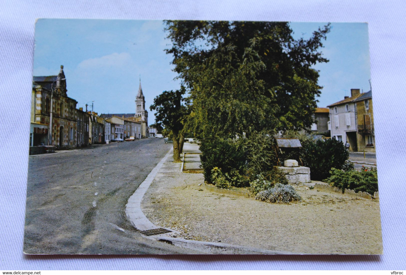 Cpm 1995, Thenezay, Place De L'hôtel De Ville Et Les Promenades Ombragées, Deux Sèvres 79 - Thenezay