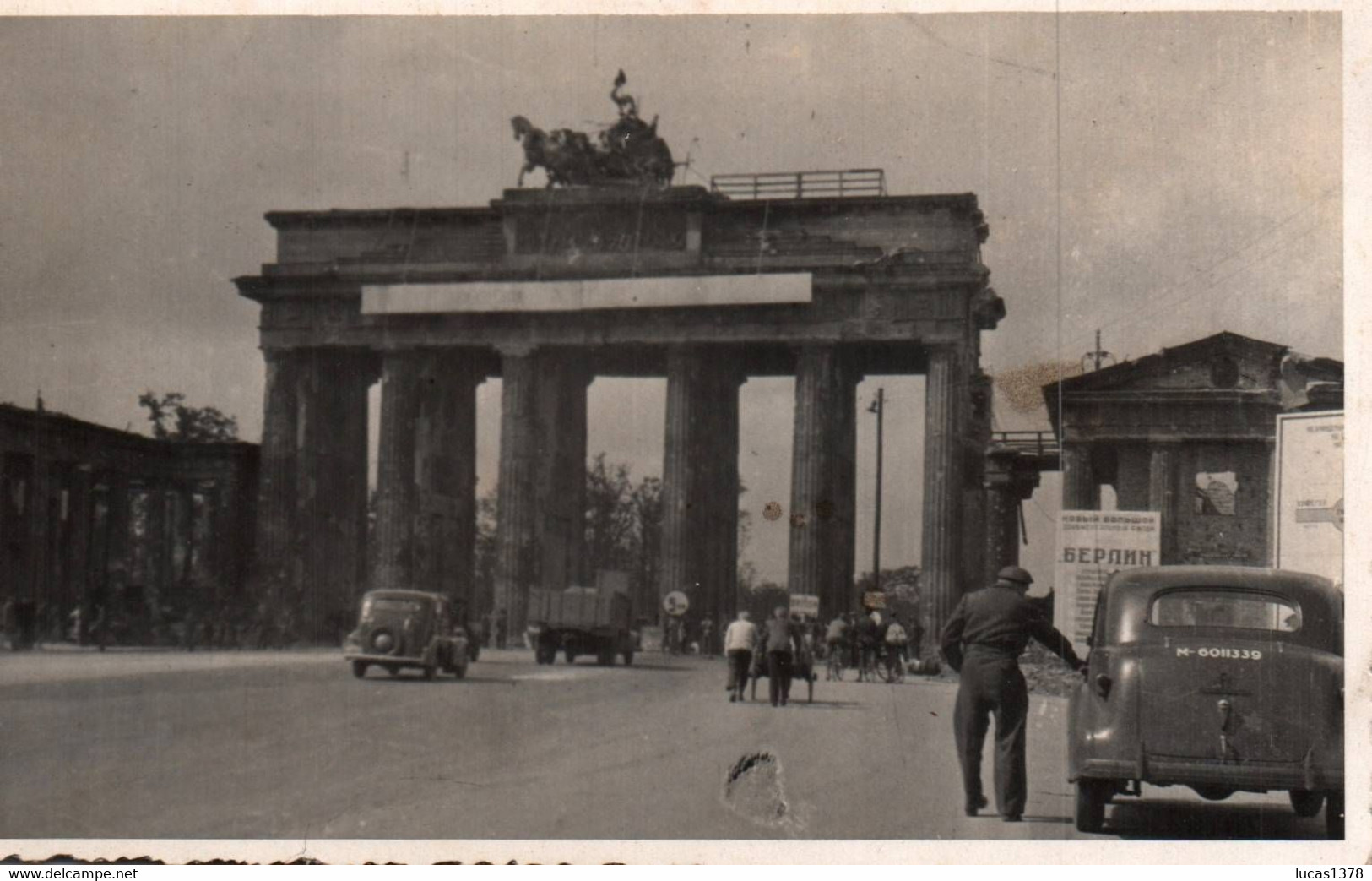 BERLIN / TRES JOLIE PHOTO / PORTE DE BRANDEBOURG / APRES GUERRE / AFFICHE EN RUSSE - Brandenburger Tor