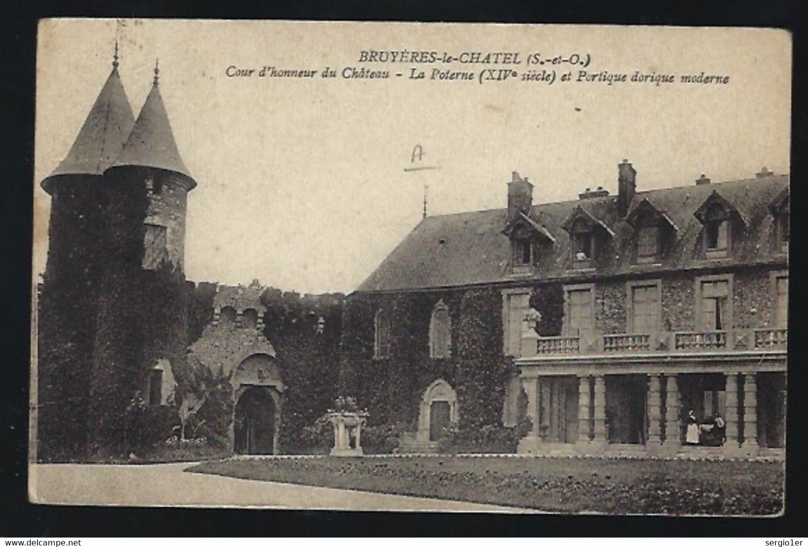 CPA  Essonne  91  :  Bryeres Le Chatel  Cour D'honneur Du Château  La Poterne XIV) Siècle Et Portique Dorique Moderne - Bruyeres Le Chatel