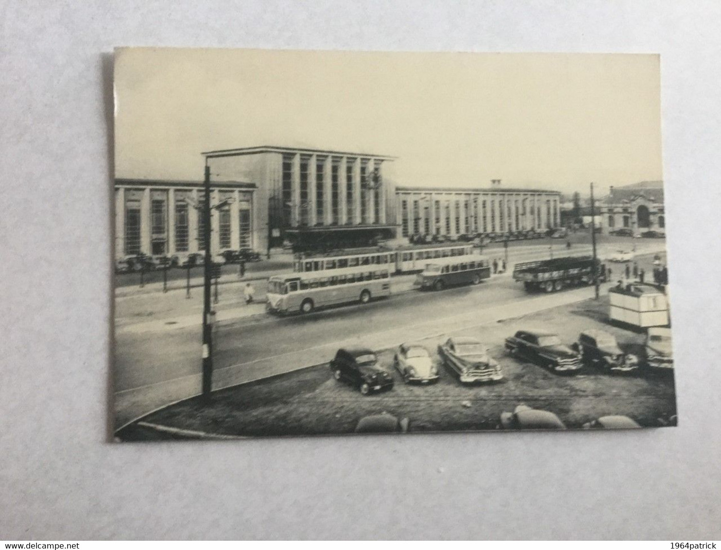 MONS  LA GARE ET LA PLACE DE LA GARE  ( ANCIENNES VOITURES  / AUTOBUS  OLDTIMERS ) - Mons