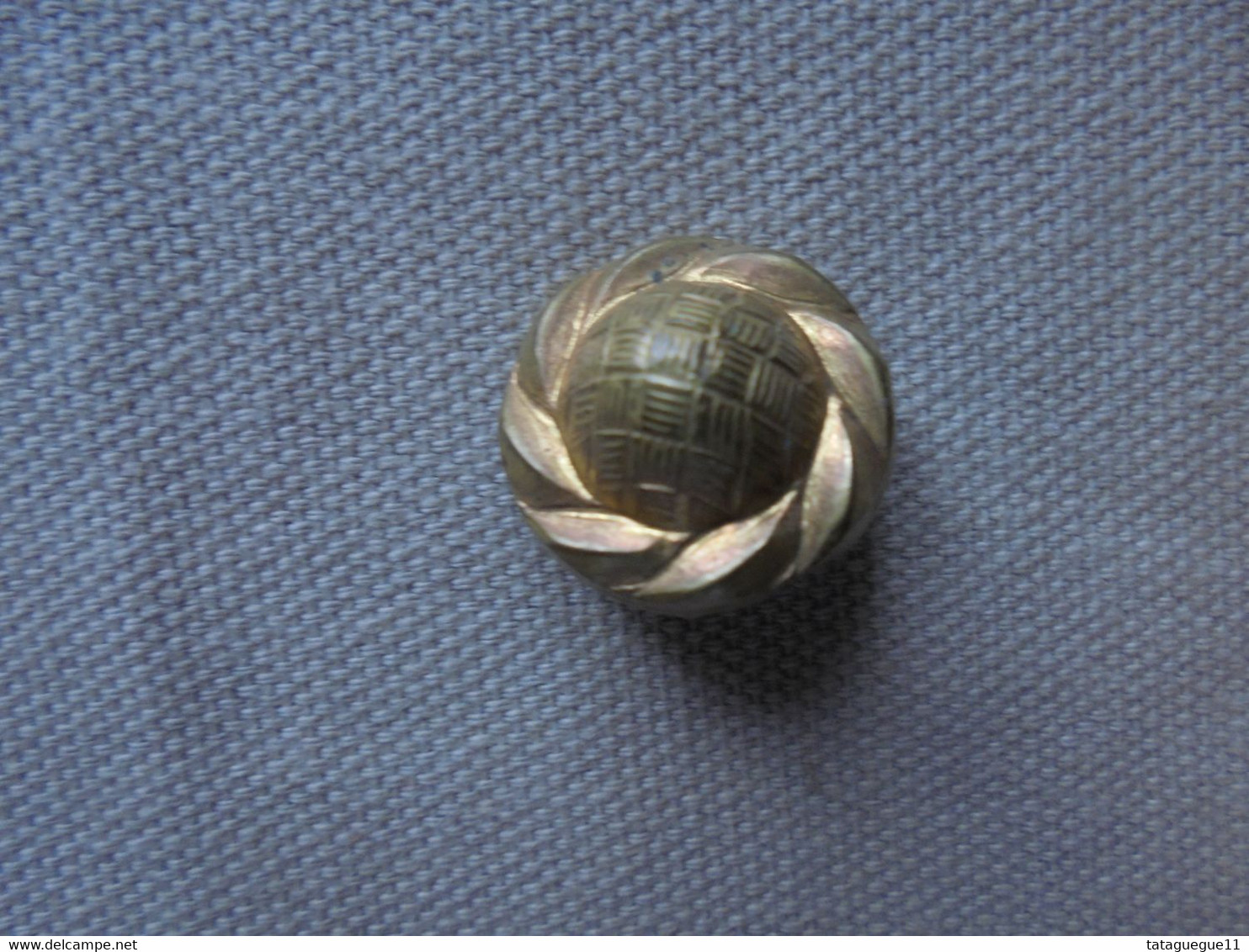 Ancien - 1 petit bouton cloche métal doré