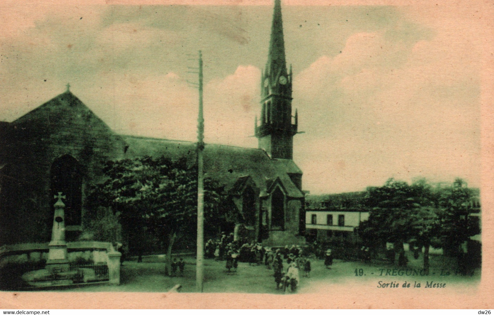 Trégunc (Finistère) L'Eglise, La Place, Sortie De La Messe, Monument Aux Morts - Carte G. Artaud N° 19 Non Circulée - Trégunc