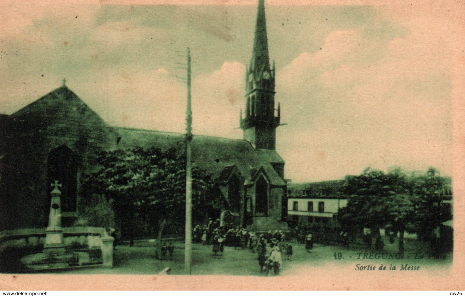 Trégunc (Finistère) L'Eglise, La Place, Sortie De La Messe - Edition G. Artaud - Carte N° 19 Non Circulée - Trégunc