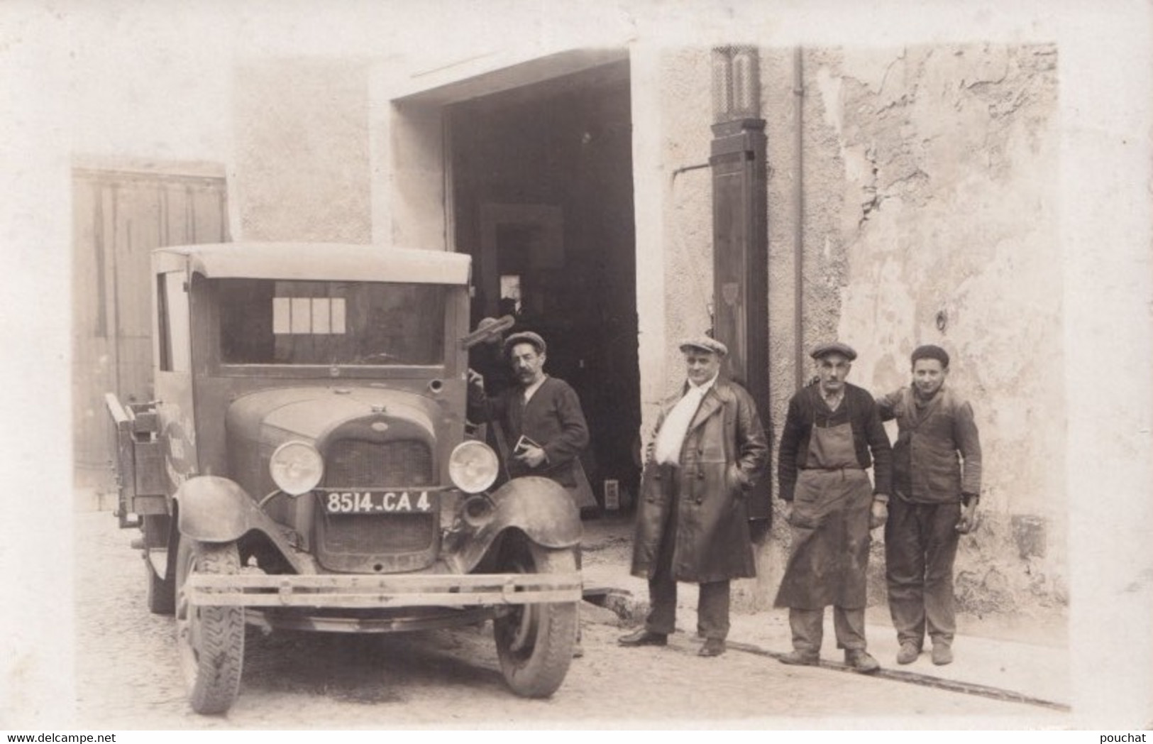 13) TARASCON SUR RHONE - CARTE PHOTO - LE MARCHAND DE VINS M. BRANT & FILS - LE PERSONNEL - CAMION  FORD Type AA De 1931 - Tarascon