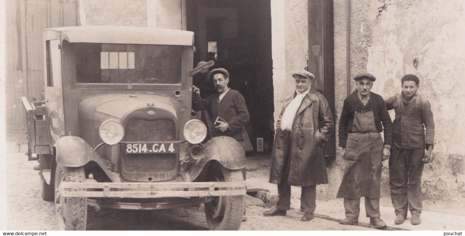 13) TARASCON SUR RHONE - CARTE PHOTO - LE MARCHAND DE VINS M. BRANT & FILS - LE PERSONNEL - CAMION  FORD Type AA De 1931 - Tarascon