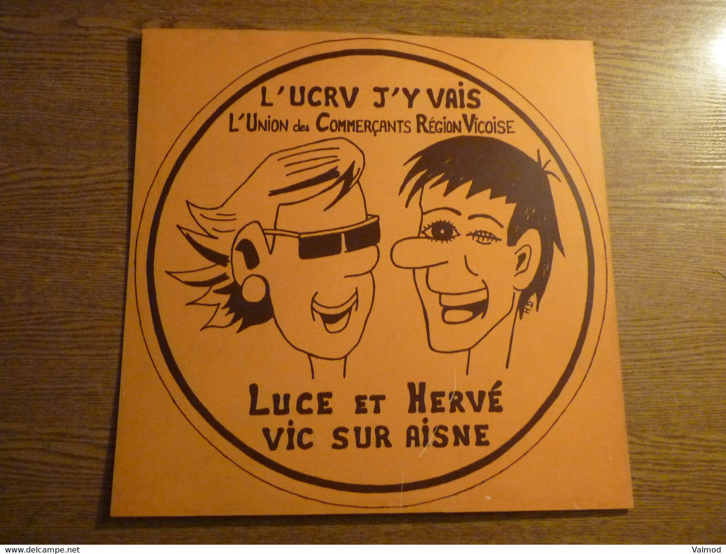 Vic Sur Aisne (02) - U.R.C.V. (Union Des Commerçants Région Vicoise - Panneau Publicitaire - 50 Cm X 50 Cm Environ. - Autres & Non Classés
