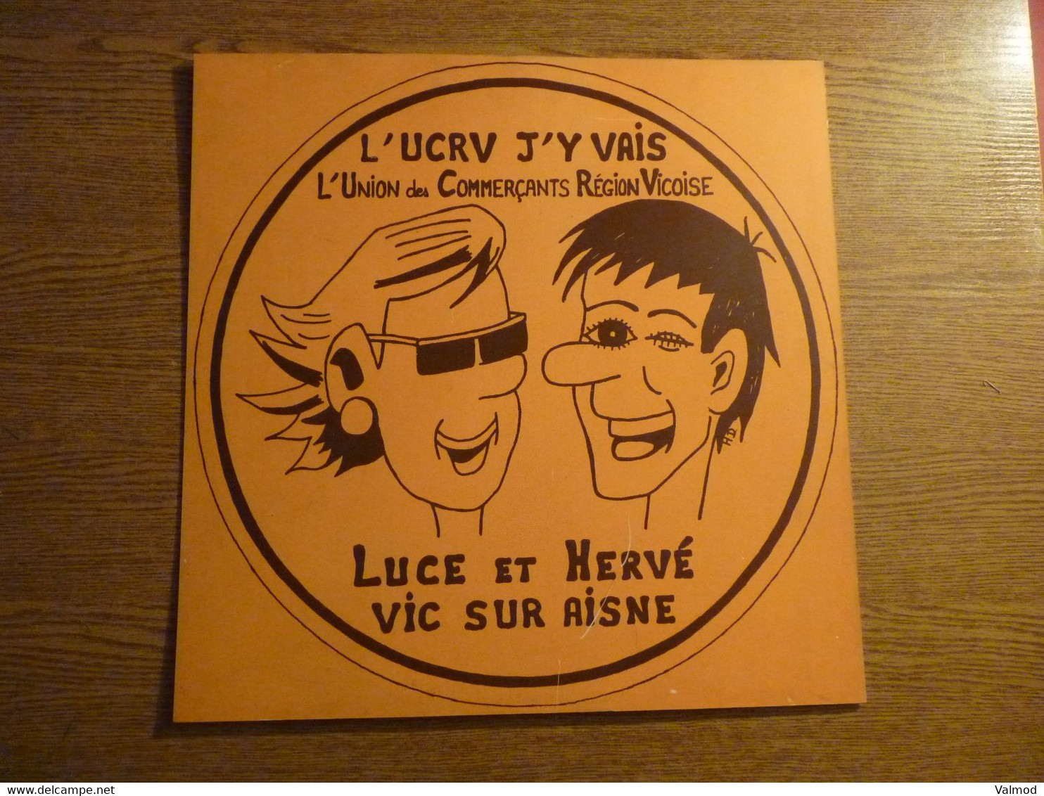 Vic Sur Aisne (02) - U.R.C.V. (Union Des Commerçants Région Vicoise - Panneau Publicitaire - 50 Cm X 50 Cm Environ. - Autres & Non Classés