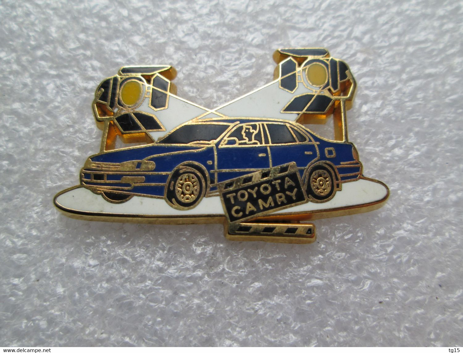 PIN'S    TOYOTA    CAMRY   ARTHUS BERTRAND - Toyota