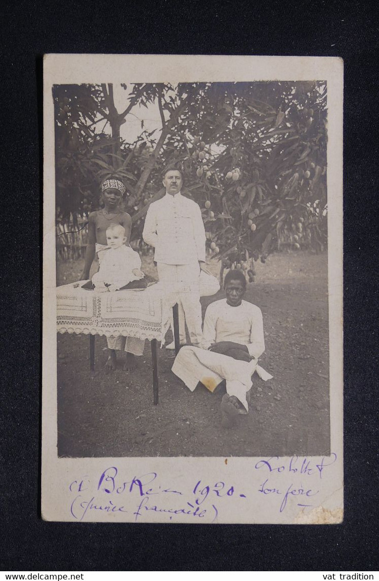 GUINÉE FRANÇAISE - Carte Postale Photo D'un Européen Avec Sa Fille Et 2 Domestiques à Boké En 1920 - L 126728 - Guinée Française