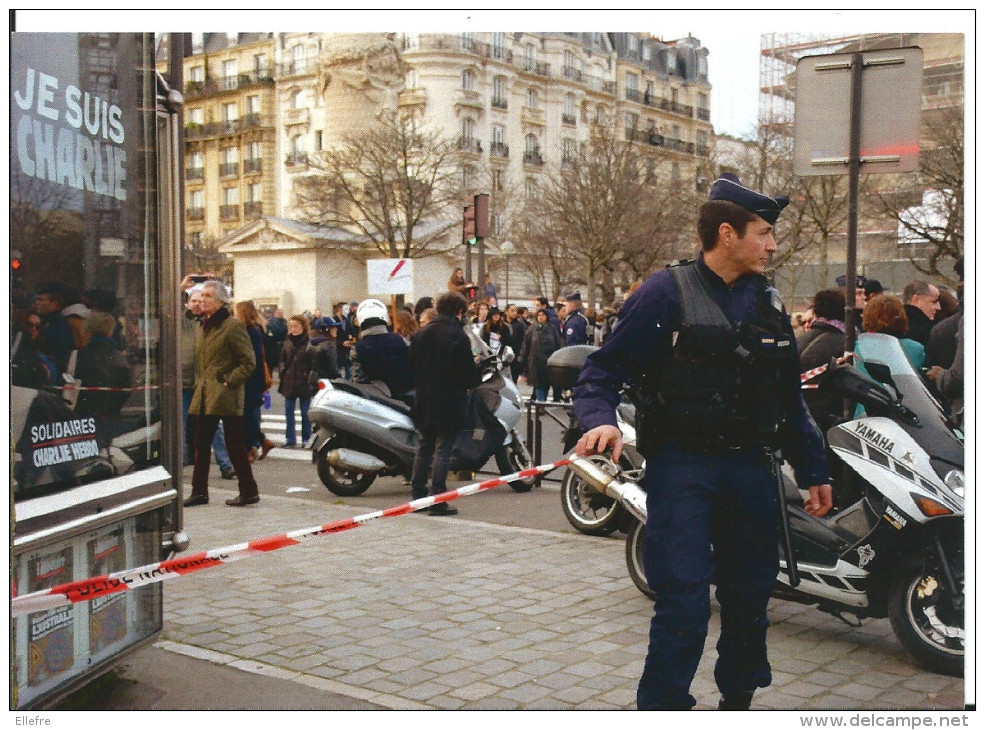 Policier Paris 12 ème - Je Suis Charlie Sur Kiosque à Journaux Moto Yamaha - Cpm 2015 - Tirage Limité - Police - Gendarmerie