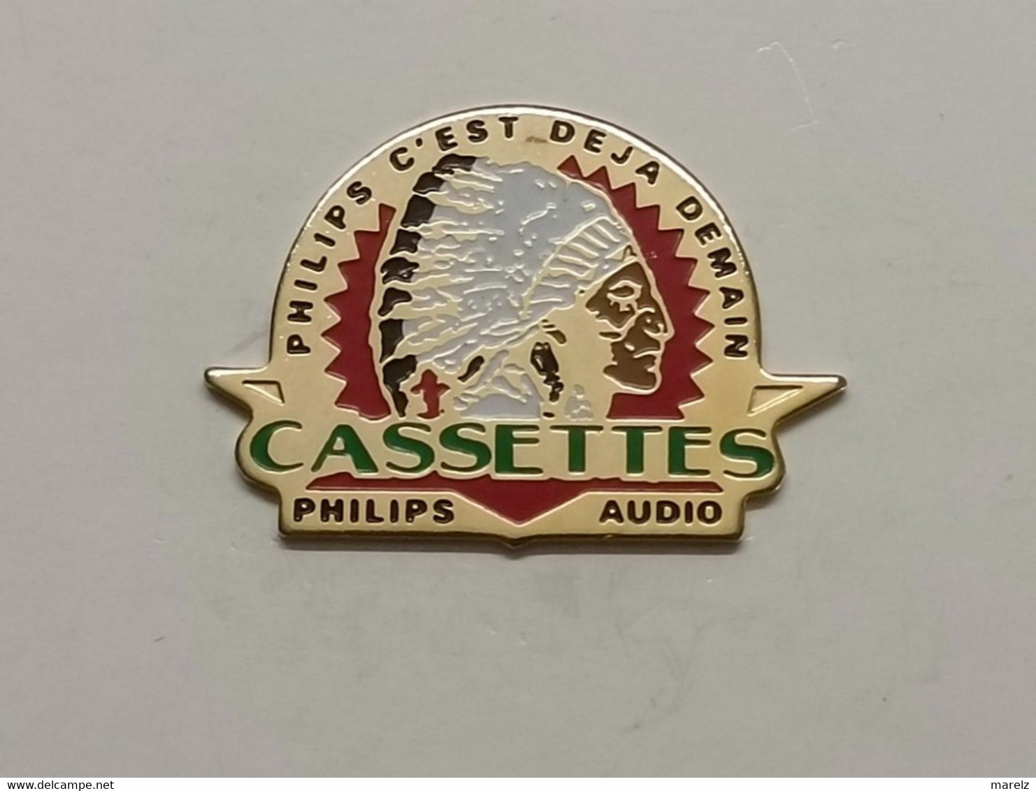 Pin's Musique - PHILIPS AUDIO CASSETTES - Pins Tête INDIEN Belle Coiffe à Plumes - Musique