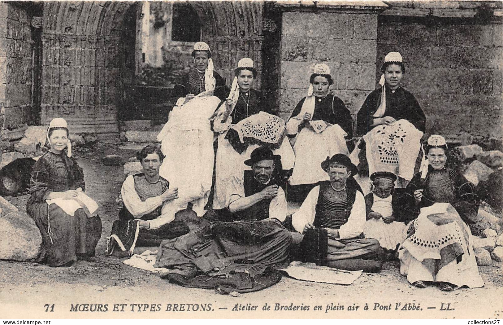 29-PONT-L'ABBE-MOEURS ET TYPES BRETONS- ATELIER DE BRODERIES EN PLEIN AIR - Pont Aven