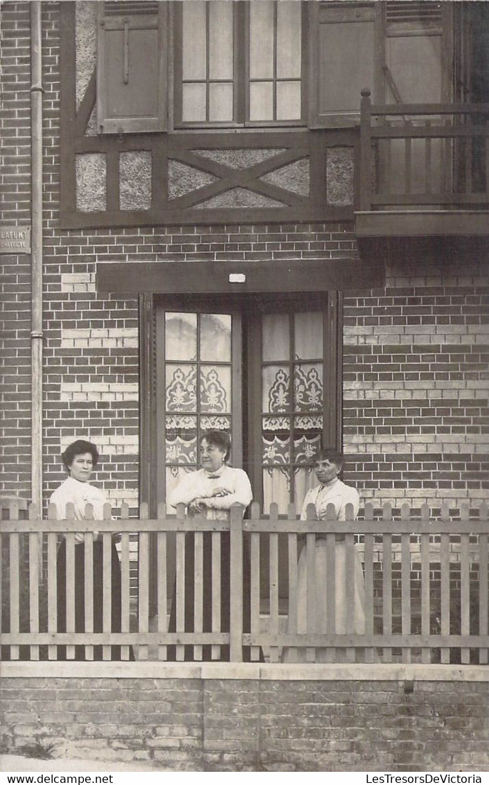 CPA PHOTOGRAPHIE - Trois Femmes Au Balcon D'une Maison - Barrière - Fotografia