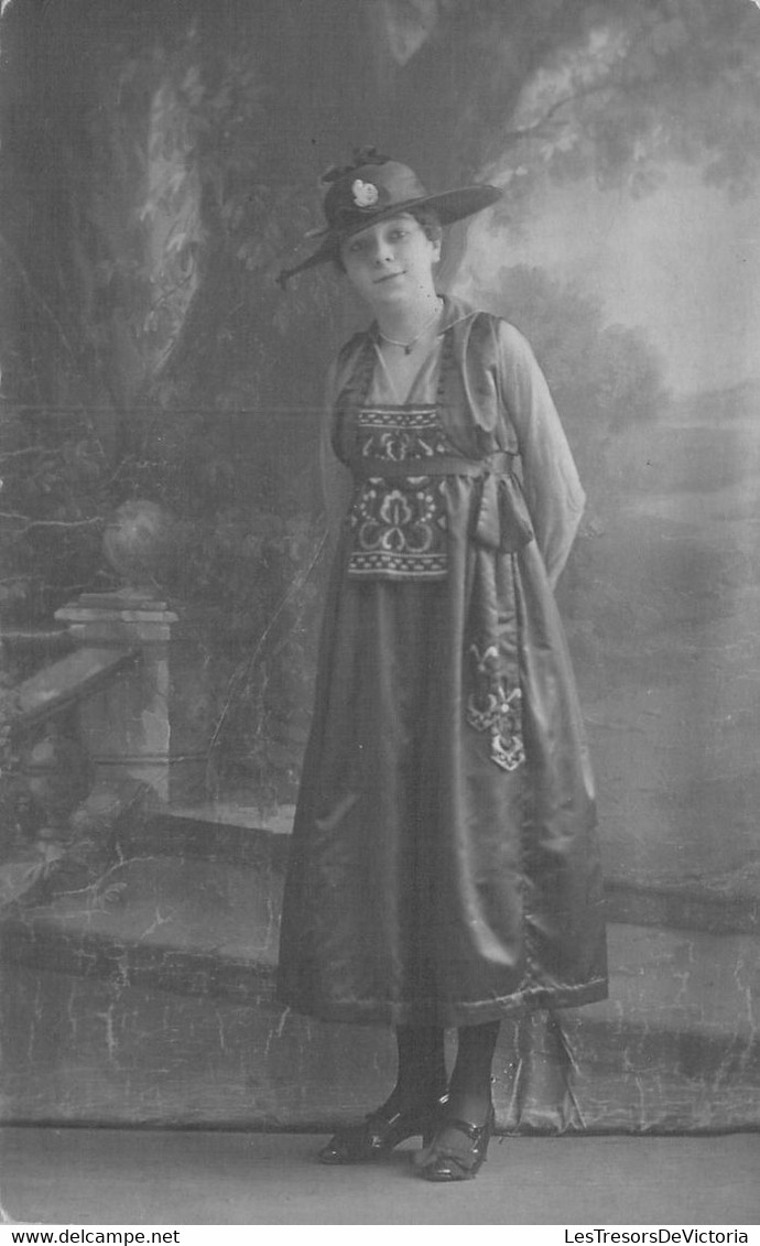 CPA PHOTOGRAPHIE - Femme En Costume Et Chapeau - Robe Longue - Fotografia