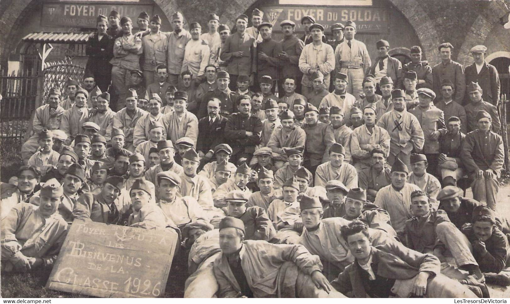 CPA PHOTOGRAPHIE - FOYER DU SOLDAT - U F A 6 Les Bienvenus De La Classe 1926 - Barracks