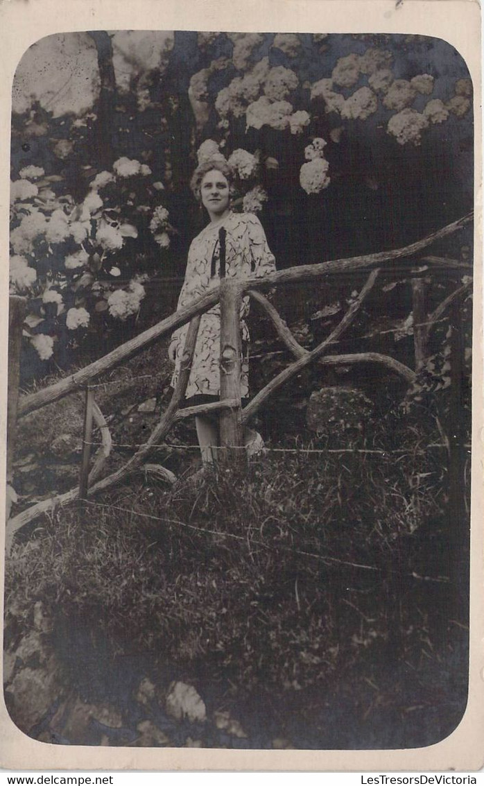 CPA PHOTOGRAPHIE - Femme Pose Sur Un Escalier Du Jardin De Biarritz Le 14 Juillet 1927 - Fotografia