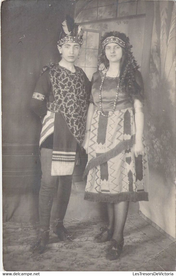 CPA PHOTOGRAPHIE - Deux Artistes De Spectacle Posent Ensemble - Indien - Plumes - Bijoux - Artistes