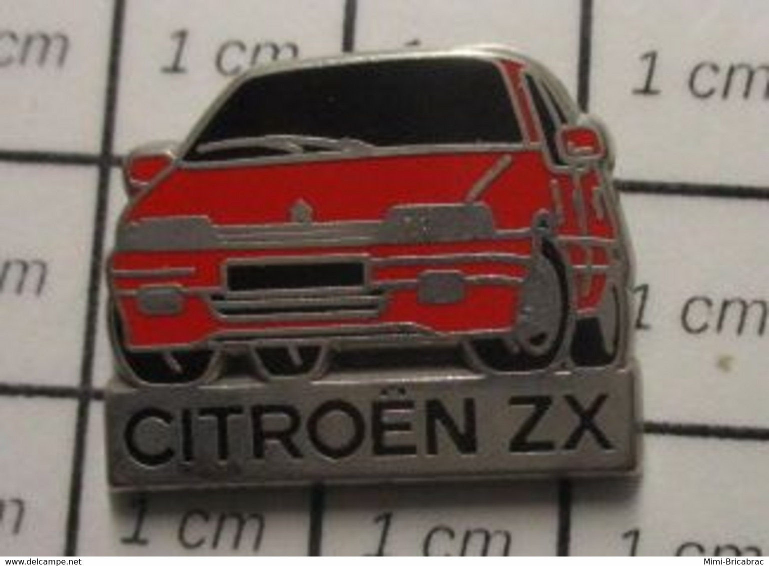 2522 Pin's Pins / Beau Et Rare / THEME : AUTOMOBILES / EN LEGER RELIEF CITROEN ZX ROUGE Par DECAT - Citroën