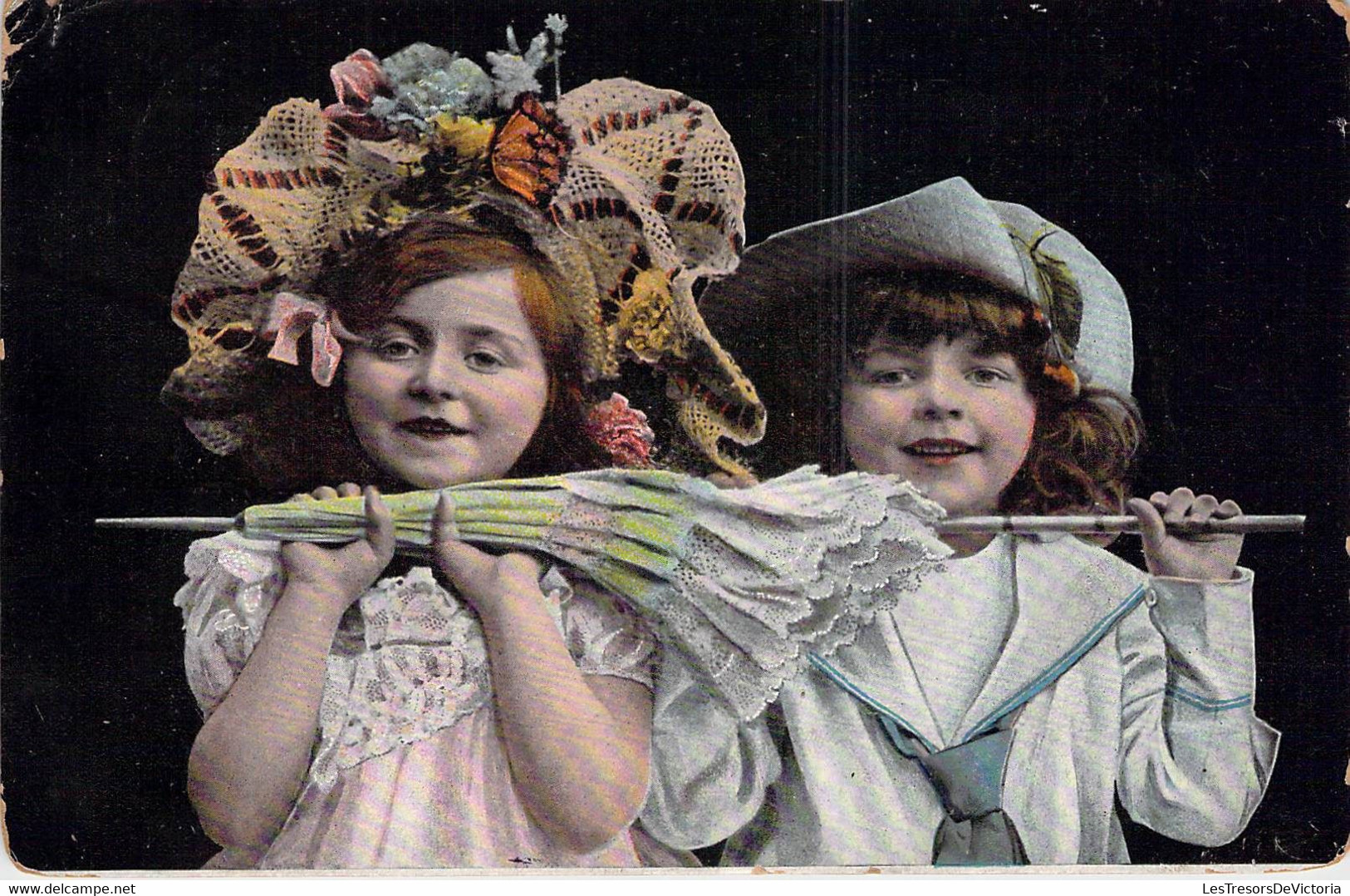 CPA Fantaisie - Série 956 - Deux Enfants Avec Une Ombrelle Et Des Chapeaux - Carte Colorisée - Scene & Paesaggi