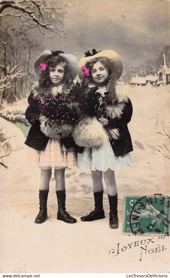 CPA - FETE VOEUX - Joyeux Noël - Deux Fillettes Colorisées En Photo Dans La Neige Avec Un Bouquet De Gui Et Des Chapeaux - Other & Unclassified