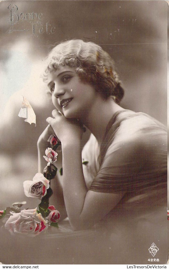 CPA - FETE VOEUX - Ste Catherine - Une Jeune Femme Tient En Ses Mains Une Liane De Fleurs - Saint-Catherine's Day