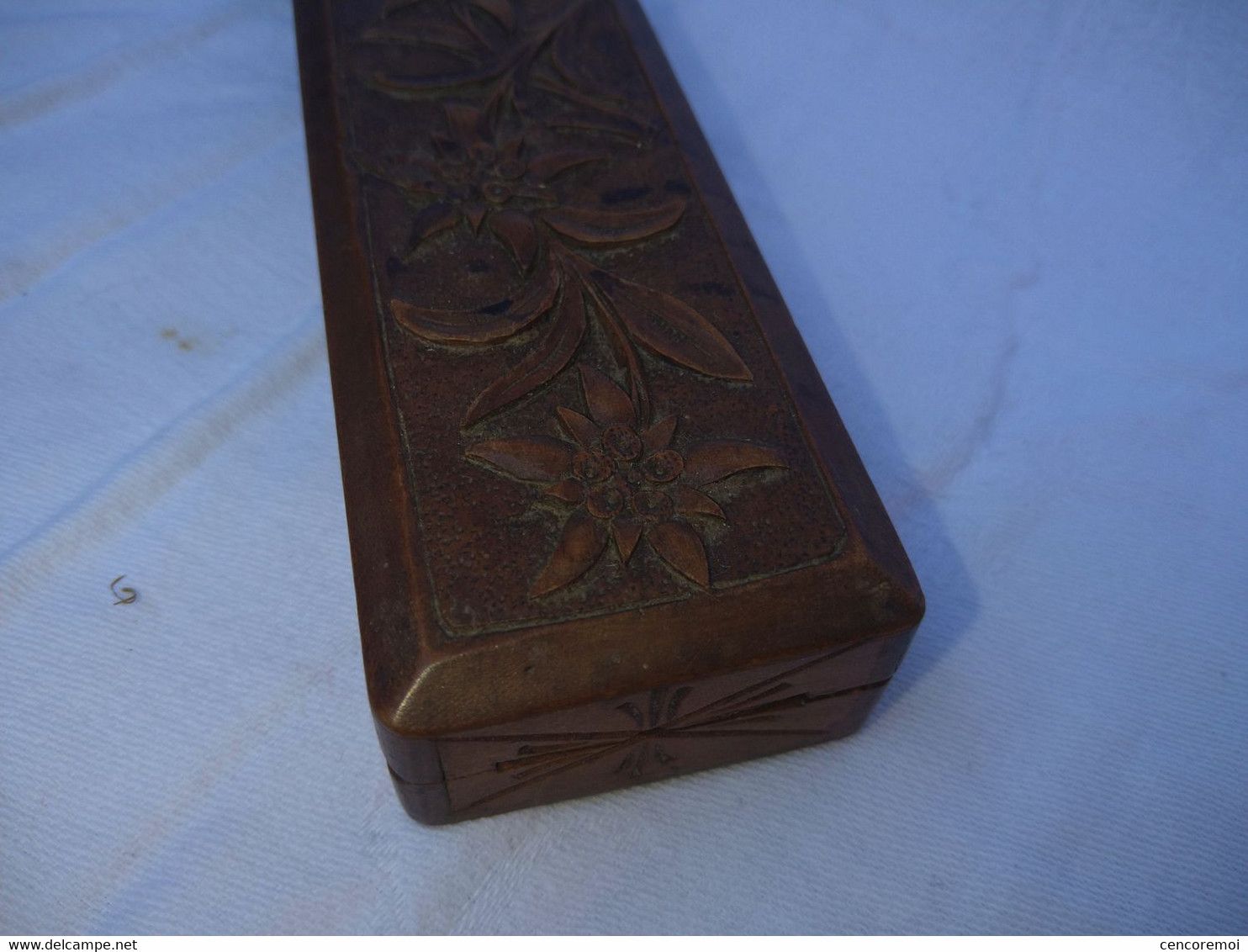 ancienne boite à timbre en bois sculpté grand format décors floral, certainement d'époque art-nouveau