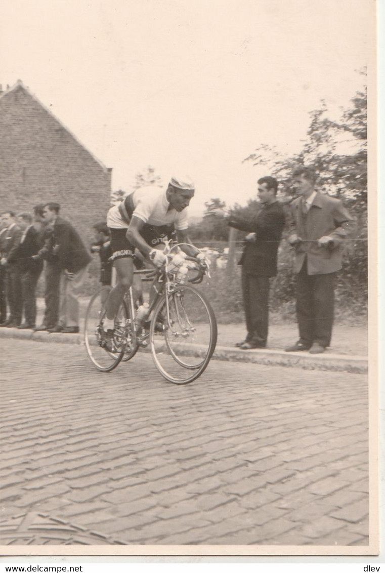 Tour De France - Juin 63 - Coureurs Devant Maison - à Situer - Photo 7 X 10 Cm - Ciclismo