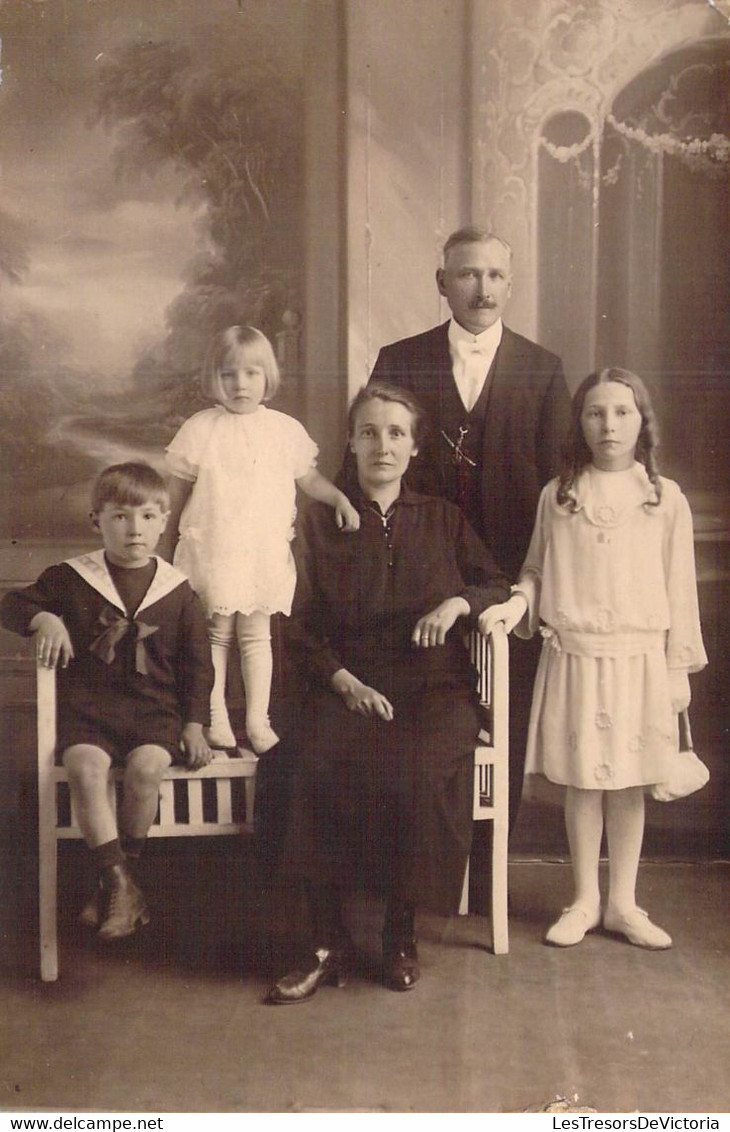 CPA - Photographie - Une Famille Pose Avec Leurs 3 Enfants - Groupes D'enfants & Familles