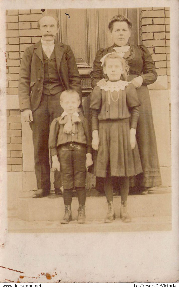 CPA - Photographie - Une Famille Tous En Costume Pose Avec Leurs 2 Enfants - Children And Family Groups