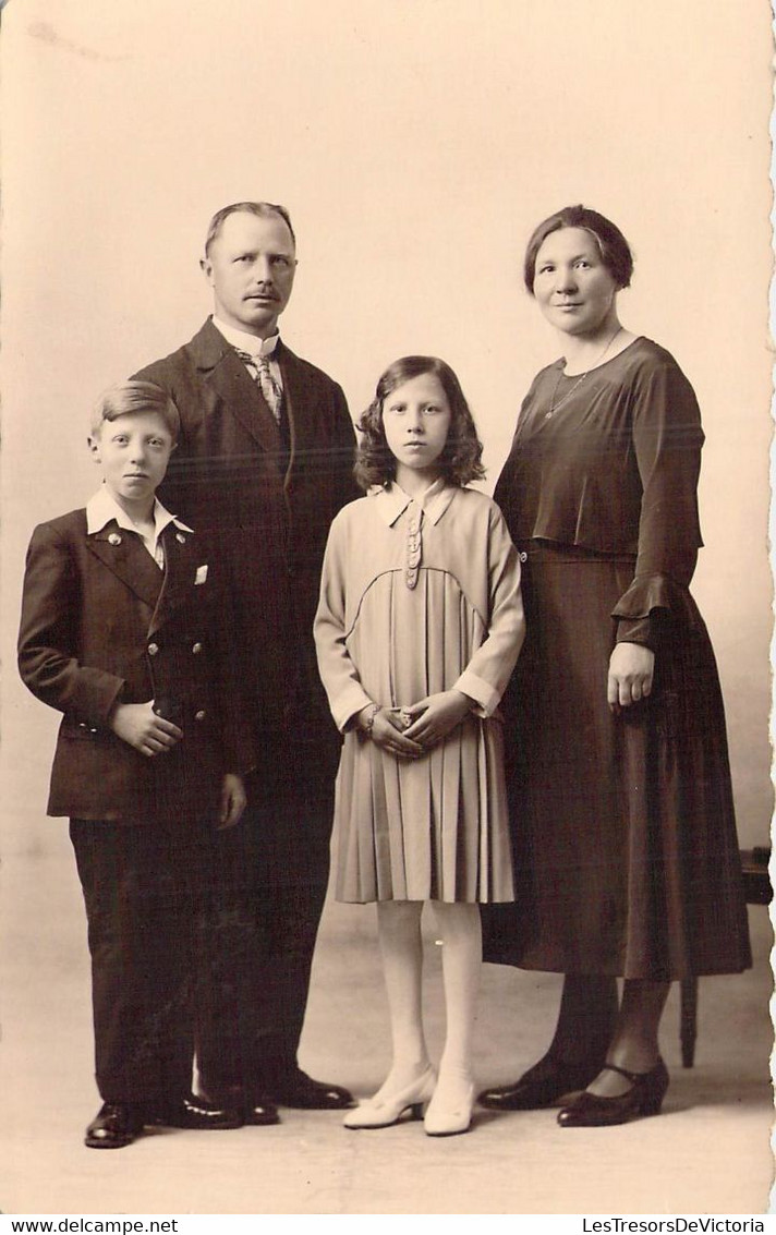 CPA - Photographie - Une Famille Tous En Costume Pose Avec Leurs 2 Enfants - Demoiselle En Ballerines Blanches - Gruppen Von Kindern Und Familien