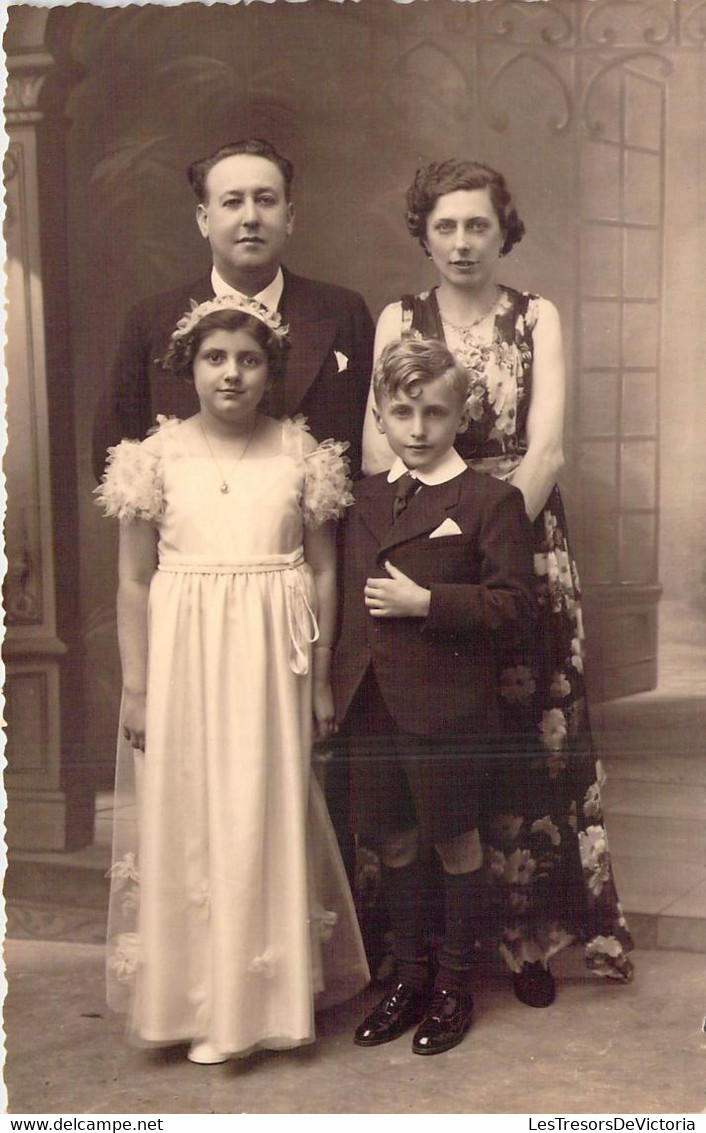 CPA - Photographie - Une Famille Tous En Costume Pose Avec Leurs 2 Enfants - Femme En Robe à Fleurs - Children And Family Groups