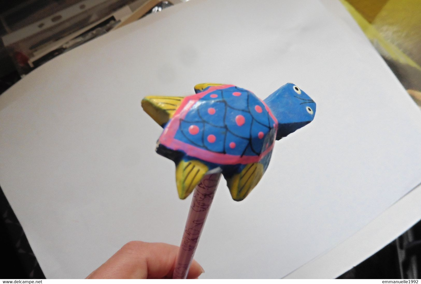 Crayon Mine à Papier Avec En Embout Une Tortue En Bois Peinte De Bali Indonésie - Stylos