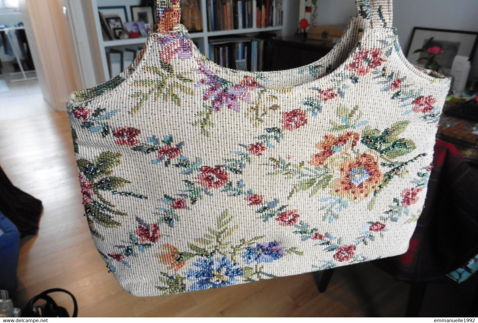 Petit sac à main beige tapisserie fleurs style petit point de Vienne et perles