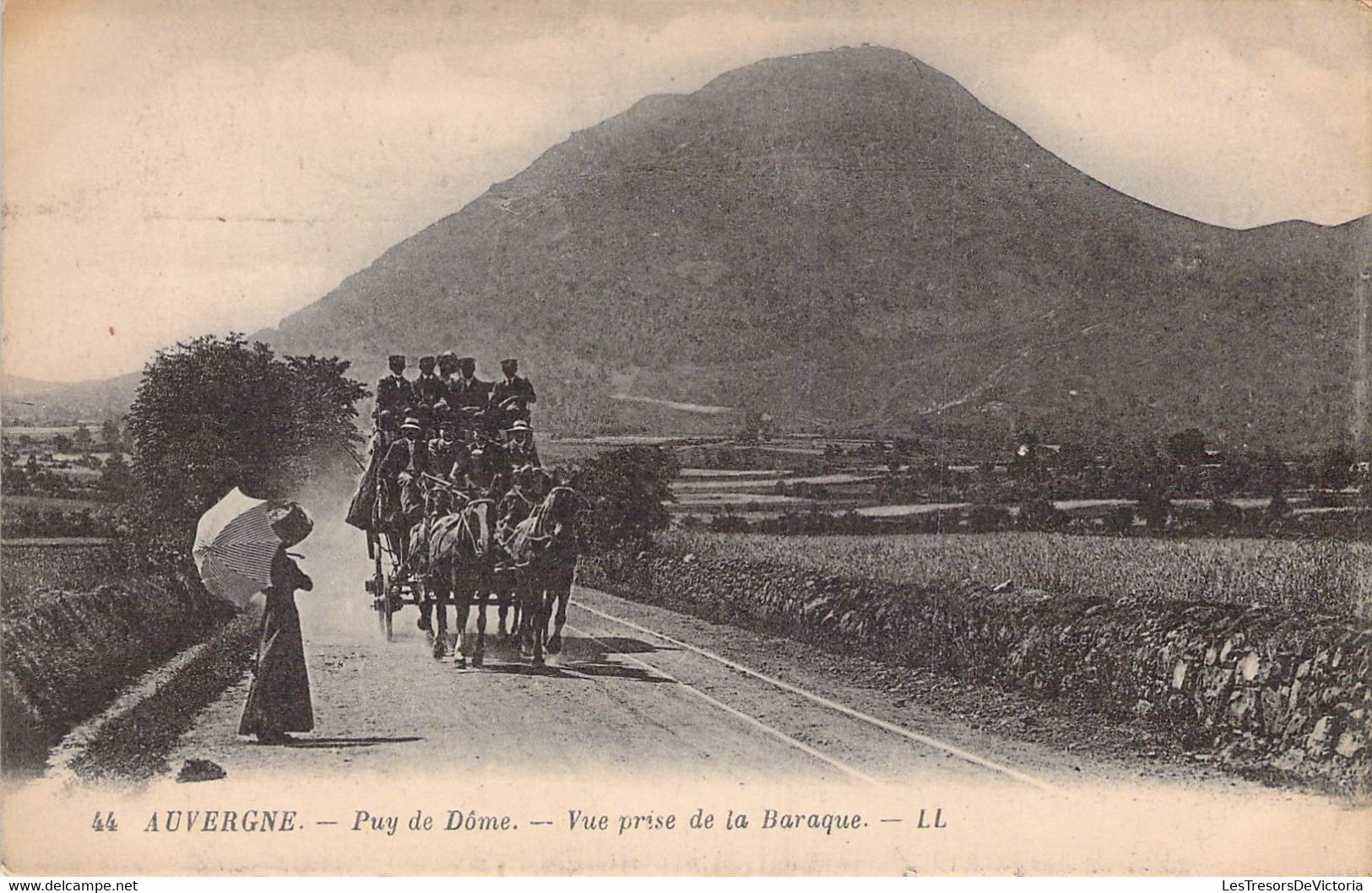 CPA  - AUVERGNE - Puy De Dôme - Vue Prise De La Baraque - Carte Animée - Calèche - Auvergne